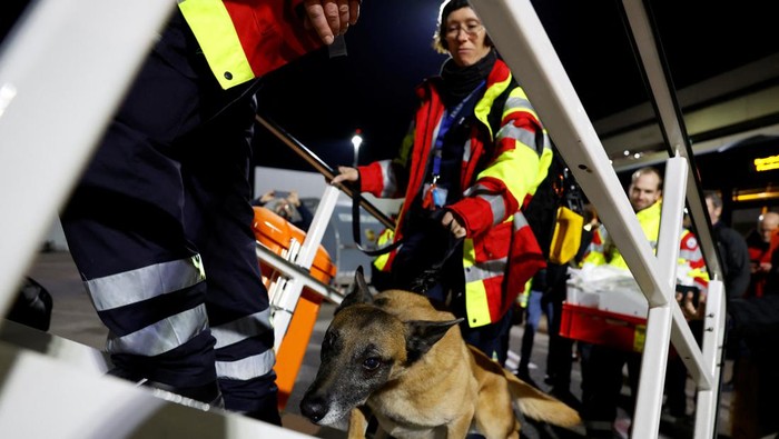 Tim SAR Jerman Terbang ke Turki untuk Bantu Korban Gempa Rescuers of International Search and Rescue (ISAR) Germany head on their way to board a charter plane, on their way to help find survivors of the deadly earthquake in Turkey, at Cologne-Bonn airport, Germany, February 7, 2023. REUTERS/Piroschka van de Wouw
