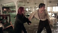 Pasti ingat dong bagaimana perjuangan Kate dan Jack yang terjebak saat Titanic mulai banjir. Dok. 20th Century Studios
