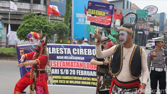 Tokoh pewayangan turun ke jalan beri edukasi pengendara lalin