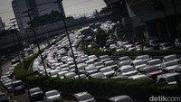 Contraflow diberlakukan dari jalur sebaliknya untuk mengurai kemacetan. 