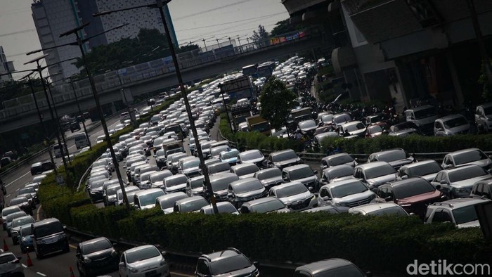 Tol Dalam Kota Macet di Cawang, Contraflow Diberlakukan Tol Dalam Kota terpantau macet dari Cawang arah Gatot Subroto. Contraflow diberlakukan untuk mengurai macet.
