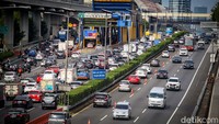 Kendaraan hanya bisa melaju dengan kecepatan sekitar 5 sampai 10 kilometer per jam. 