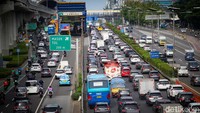 Tidak ada informasi mengenai kecelakaan di tol. Macet disebabkan volume kendaraan. 