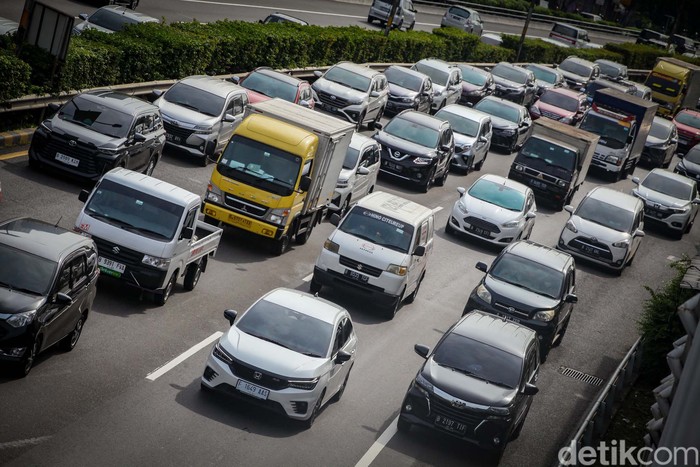 Tol Dalam Kota terpantau macet dari Cawang arah Gatot Subroto. Contraflow diberlakukan untuk mengurai macet.