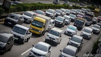 Tol Dalam Kota terpantau macet dari Cawang arah Gatot Subroto, Jakarta, Selasa (7/2/2023) pukul 08.45 WIB.