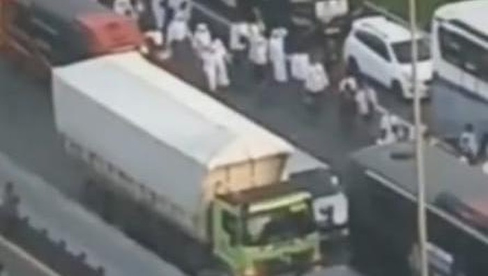 tol sidoarjo macet membuat warga nadliyin yang menuju GOR sidoarjo jalan kaki