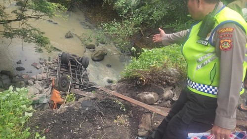 Kondisi truk bermuatan 500 sak semen yang mengalami kecelakaan tunggal di jembatan Banjar Singin, Desa/Kecamatan Selemadeg, Selasa (7/2/2023).