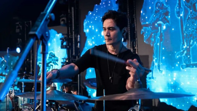 Mantan drummer band Dewa 19, Tyo Nugros sempat membeberkan rahasia awet mudanya di usia 54 tahun. Tyo mengaku memiliki pola makan yang sehat dengan mengurangi konsumsi garam dan MSG, menghindari makanan cepat saji, serta rutin berolahraga. Foto: Instagram/ @realnugros