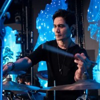Mantan drummer band Dewa 19, Tyo Nugros sempat membeberkan rahasia awet mudanya di usia 54 tahun. Tyo mengaku memiliki pola makan yang sehat dengan mengurangi konsumsi garam dan MSG, menghindari makanan cepat saji, serta rutin berolahraga. Foto: Instagram/ @realnugros