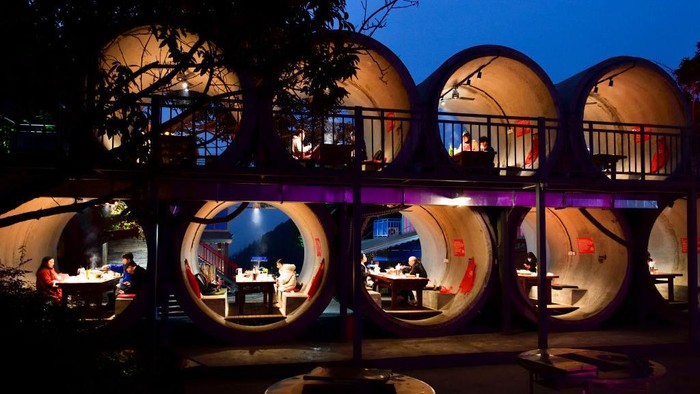 Unik..Restoran di China Ini Terbuat dari Pipa Semen Lho, Mau Coba? Sebuah restoran yang ada di Chongqing, China ini memiliki konsep yang unik. Pelanggan dapat mencoba sensasi menyantap makanan di dalam pipa semen.