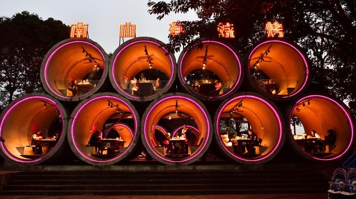 Sebuah restoran yang ada di Chongqing, China ini memiliki konsep yang unik. Pelanggan dapat mencoba sensasi menyantap makanan di dalam pipa semen.
