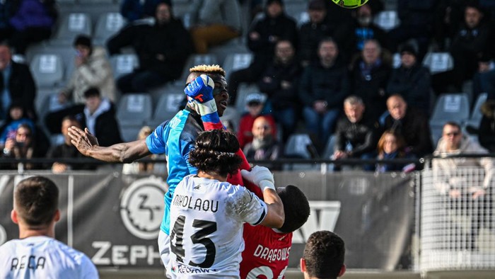 Napolis Nigerian forward Victor Osimhen (Top) scores a header and his teams second goal during the Italian Serie A football match between Spezia and Napoli on February 5, 2023 at the Alberto-Picco stadium in La Spezia. (Photo by Alberto PIZZOLI / AFP) (Photo by ALBERTO PIZZOLI/AFP via Getty Images)