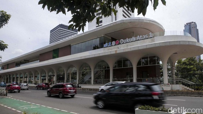 Waduh! Revitalisasi Halte Dukuh Atas 1 Tak Kunjung Selesai Revitalisasi Halte Dukuh Atas 1, Jakarta, yang dimulai sejak 15 April 2022 awalnya diperkirakan selesai 4 hingga 6 bulan. Namun hingga kini belum juga selesai.