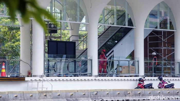 Waduh! Revitalisasi Halte Dukuh Atas 1 Tak Kunjung Selesai Revitalisasi Halte Dukuh Atas 1, Jakarta, yang dimulai sejak 15 April 2022 awalnya diperkirakan selesai 4 hingga 6 bulan. Namun hingga kini belum juga selesai.