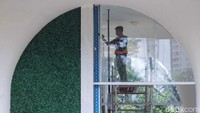 Pekerja melakukan penyelesain pembangunan Halte Dukuh Atas 1, Jakarta, Selasa (7/2/2023).