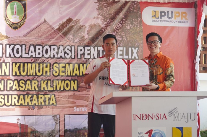 Wali Kota Surakarta Gibran Rakabuming Raka bersama Direktur Eksekutif Shopee Indonesia Handhika Jahja menandatangani berita acara serah terima 136 unit rumah tipe RSS 1 yang dibangun di kawasan Semanggi, Solo (7/2/2023). Foto: Dok. Shopee