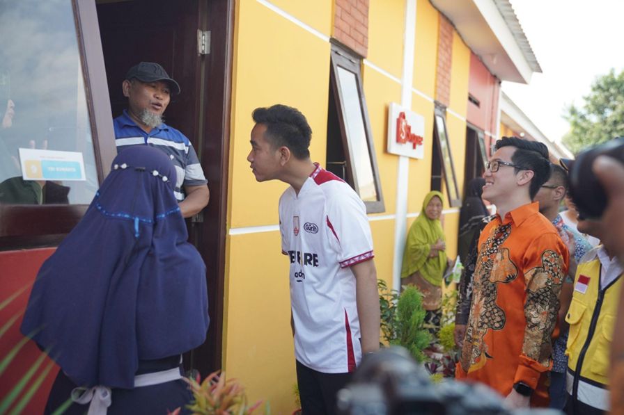Wali Kota Surakarta Gibran Rakabuming Raka bersama Direktur Eksekutif Shopee Indonesia Handhika Jahja menandatangani berita acara serah terima 136 unit rumah tipe RSS 1 yang dibangun di kawasan Semanggi, Solo (7/2/2023). Foto: Dok. Shopee