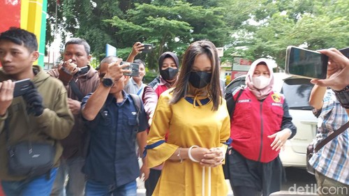 Wanita pedofil saat tiba di RSJ Jambi