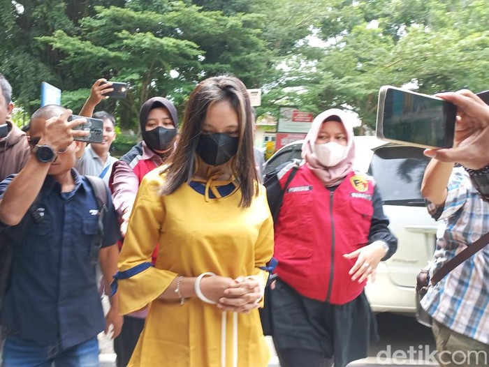 Wanita pedofil saat tiba di RSJ Jambi