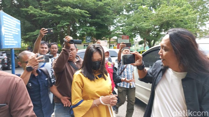 Wanita pedofil saat tiba di RSJ Jambi