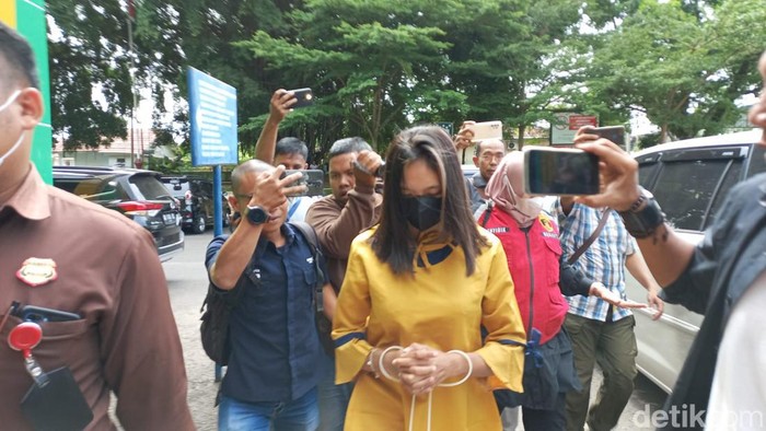 Wanita pedofil saat tiba di RSJ Jambi