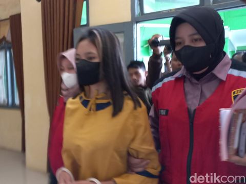 Wanita pedofil saat tiba di RSJ Jambi