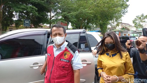 Wanita pedofil saat tiba di RSJ Jambi