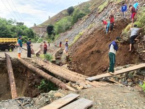 Akses Antardesa di Barru Putus Imbas Longsor, Warga Bangun Jembatan Darurat