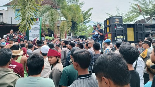 Ratusan warga Desa Ungga berdemo di kantor Desa Ungga, Selasa siang (7/2/2023). Mereka minta Kepala Dea Ungga mundur karena diduga meminta foto bugil warganya.
