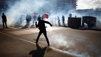 Demonstran menggelar aksi menolak rencama reformasi sistem pensiun di Nantes, Prancis.