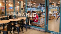 Selain itu juga di restoran ini terdapat beberapa pilihan games untuk para pelanggan yang berkunjung bersama teman-teman.