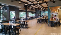 Sejumlah pengunjung tengah beraktifitas di kedai Warunk Upnormal Bintaro, Tangerang Selatan, Senin (6/2/2023).