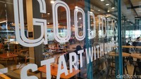 Beberapa gerai Warunk Upnormal terlihat berstatus tutup permanen.
