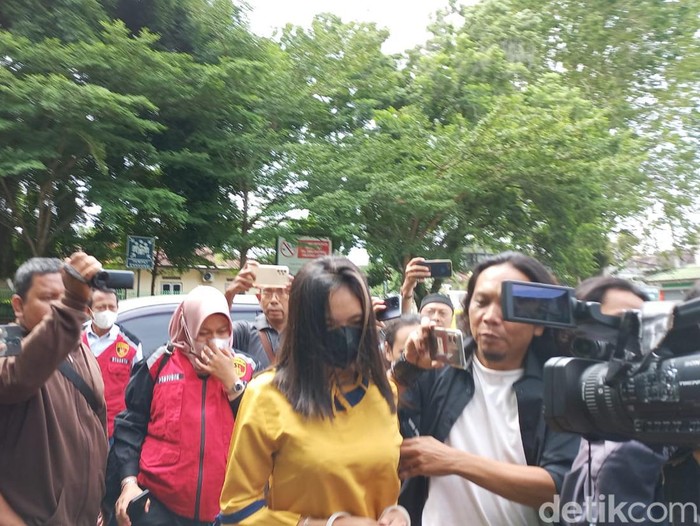 YS saat tiba di RSJ Provinsi Jambi (Dimas Sanjaya/detikSumut)