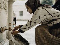 Pentingkah Re-apply Skincare Setelah Wudhu? Ini Kata Dokter Kulit