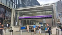 Sejauh ini ada 4 lift horizontal yang ada di stasiun kereta bawah tanah London, yakni di stasiun Farringdon dan Liverpool Street.