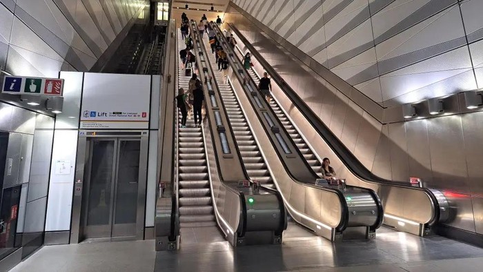Sudah pernah lihat belum lift yang berjalan menyamping seperti eskalator? Ada nih di London, bisa dicoba di Indonesia nggak ya?