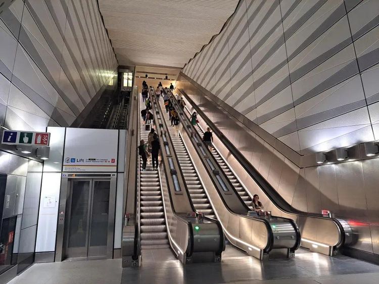 Ada Lift Tapi Jalannya Kayak Eskalator, Sampainya Lebih Cepat!