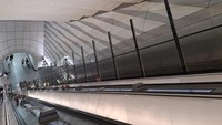 Lift ini dipisahkan dari eskalator oleh sekat kaca. Gerbong liftnya sendiri mirip dengan lift biasa, meski memiliki pintu di kedua sisinya dan dapat memuat hingga 17 orang.