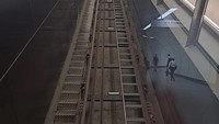 Lift bergerak pada sudut 30 derajat di sepanjang rel pemandu dan ditarik oleh kabel dan penyeimbang.