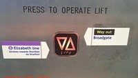 Para penumpang mengoperasikannya seperti lift biasa dengan menekan sebuah tombol. Di stasiun Liverpool Street, butuh sekitar satu menit dari menekan tombol hingga tiba di bawah.