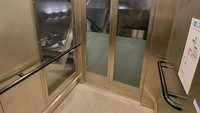 Lift miring ini memungkinkan penumpang dengan kursi roda, kereta, atau bagasi besar untuk melintasi stasiun, sementara yang lainnya menggunakan eskalator yang berjalan langsung di samping mereka. 