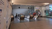 Lift horizontal ini sendiri bukan yang pertama di jaringan Transport for London. Yang pertama, dan satu-satunya, dibuka di stasiun bawah tanah Greenford pada tahun 2015. Mungkin nggak ya stasiun di jalur MRT yang lagi dibangun juga ada lift miring begini? 