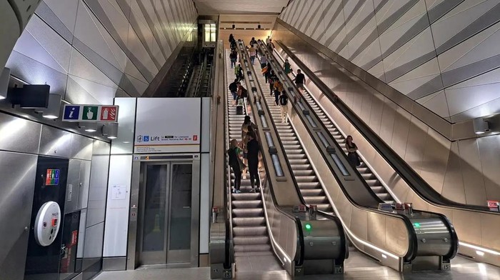 Ada Lift Tapi Jalannya Kayak Eskalator, Sampainya Lebih Cepat! Sudah pernah lihat belum lift yang berjalan menyamping seperti eskalator? Ada nih di London, bisa dicoba di Indonesia nggak ya?