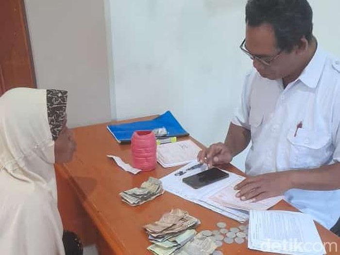 Aksi warga Desa Cikondang, Kabupaten Kuningan bayar pajak pakai uang celengan dan hasil bumi.