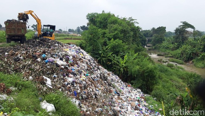 Alar berat mengeruk sampah TPS liar di pinggir Kali Pepe, Desa Ketaon, Banyudono, Boyolali, Rabu (8/2/2023).