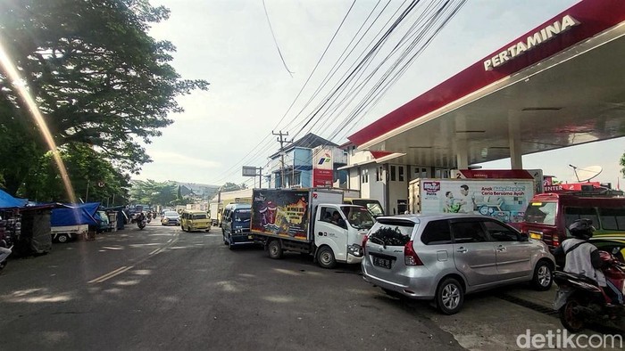 Antrean di salah satu SPBU di Sukabumi