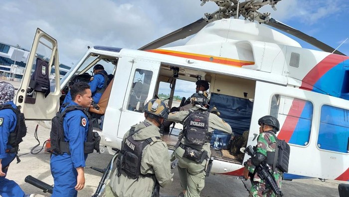 Aparat TNI-Polri diberangkatkan dari Mimika ke Nduga untuk mengevakuasi 15 pekerja yang disandera KKB.