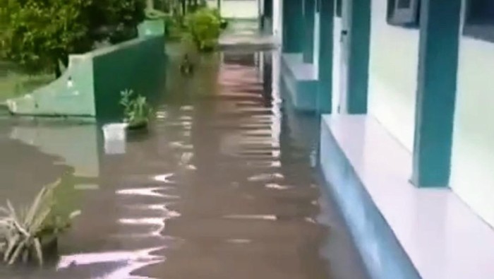 Banjir yang menggenangi SMP 1 Kapongan Situbondo belum surut