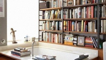 Terus kalau bukunya jatuh gimana dong? Foto: (Bored Panda).